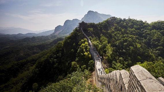 Der Great Wall Marathon, einer der härtesten Marathons der Welt. In Huangyaguan, einem Mauerstück nahe Peking. © NDR/GreatWall Marathon/AlbatrosTravel 