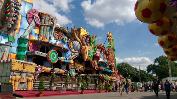 Der Hamburger DOM zählt zu den größten Volksfesten im Norden. Dreimal im Jahr, immer für vier Wochen, findet er statt und ist damit das Volksfest mit der längsten Dauer in Deutschland. 2016 zog der Hamburger DOM gut zwölf Millionen Hamburger und Touristen an. © NDR/Anna Lena Temme 