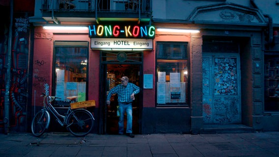 Ernie vor dem Hotel Hong Kong. © NDR/Tamtam Film GmbH/Martin Neumeyer 