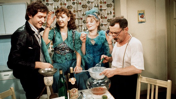 Die Tetzlaffs bereiten den Silvesterpunsch vor. (v.l. Diether Krebs, Hildegard Krekel, Elisabeth Wiedemann und Heinz Schubert). Die Tetzlaffs bereiten den Silvesterpunsch vor. (v.l. Diether Krebs, Hildegard Krekel, Elisabeth Wiedemann und Heinz Schubert). © NDR/WDR