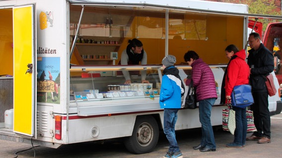 Ve auf dem Markt. Die Milch ihrer Kühe verarbeitet sie zu Käse, Joghurt oder Quark. Und verkauft im eignen Hofladen oder auf dem Wochenmarkt. Ve auf dem Markt. Die Milch ihrer Kühe verarbeitet sie zu Käse, Joghurt oder Quark. Und verkauft im eignen Hofladen oder auf dem Wochenmarkt. © NDR/Matthias Vogler