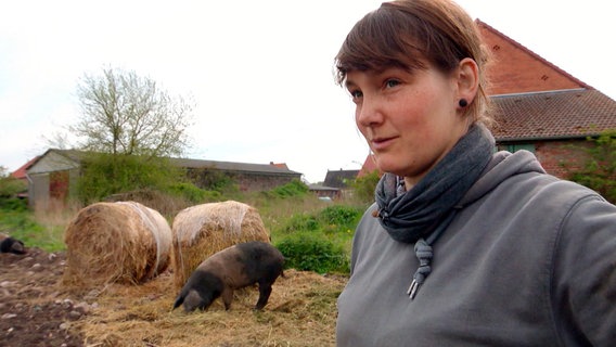 Ve Anissa Spindler wollte immer schon Bäuerin werden. Obwohl ihre Eltern nichts mit Landwirtschaft zu tun hatten. Jetzt ist sie stolze Besitzerin eines Demeter-Hofes bei Parchim. Ve Anissa Spindler wollte immer schon Bäuerin werden. Obwohl ihre Eltern nichts mit Landwirtschaft zu tun hatten. Jetzt ist sie stolze Besitzerin eines Demeter-Hofes bei Parchim. © NDR