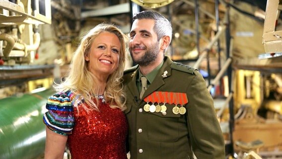 Barbara Schöneberger im Gespräch mit Michel Abdollahi auf einem alten U-Boot im Hamburger Hafen. © NDR/Stefan Muehlenhoff 