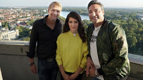 Kai Wiesinger, Linda Zervakis und Mousse T. (v.l.n.r.) über den Dächern Hannovers. © NDR/beckground tv/Paulo da Silva 