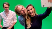 Selfies für Instagram - Sophia Thomalla, Lars Eidinger und Popsänger Drangsal. © NDR/Nils Altland 