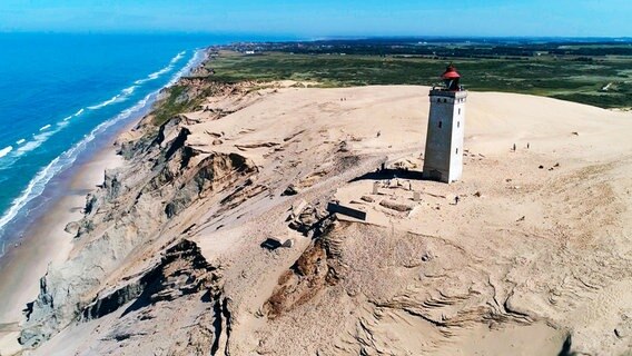 Meer und Sand prägen das Land. Der Leuchtturm von Rubjerg: Erst vom Sand überrollt und nun droht das Westmeer ihn zu holen. © NDR/MANFRED SCHULZ TV & FilmProduktion 