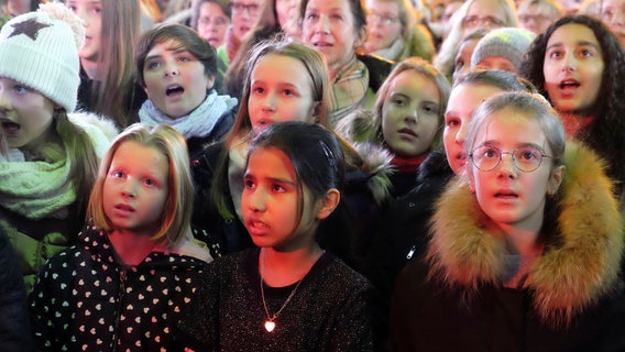 Die jungen Sängerinnen und Sänger der Young ClassX übernahmen selbstbewusst einen eigenen Part. © NDR/Jan Dieckmann 