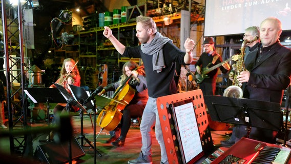 Der Arrangeur und Dirigent Niels Schröder mit der Begleitband. © NDR/Jan Dieckmann 