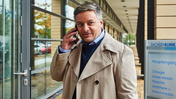 Joachim Bindel (Rüdiger Klink) ist nach einer gescheiterten Ehe wieder verliebt. Aus einer anfänglichen Affäre ist eine feste Beziehung mit der 20 Jahre jüngeren Tina Sievers geworden. Nun ist Rüdiger soweit: Er will noch einmal Vater werden und damit auch Tina einen Wunsch erfüllen. Er hat ihr allerdings seine Sterilisation verschwiegen. Unter dem Vorwand einer Geschäftsreise, will er dies nun in der Sachsenklinik bei Dr. Kaminski rückgängig machen lassen. © NDR/MDR/Bernd Cramer 