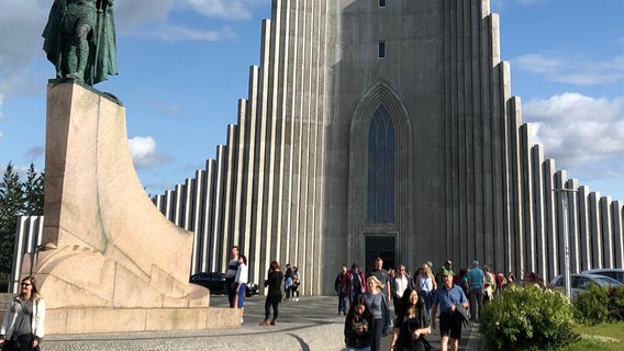 Die Hallgrimskirche im Zentrum von Island: Rund zwei Millionen Touristen besuchen die Insel jedes Jahr. © NDR/Christian Stichler 
