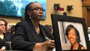 Eine trauernde Mutter wird zur Vorkämpferin gegen Rassismus, trägt ihre ohnmächtige Wut bis nach Washington. © NDR 