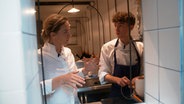 Amandine und ihr Praktikant Lucas. Teil seiner Ausbildung sind Praktika bei angesehenen Köchen wie hier im Pouliche. © NDR/WDR 