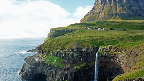 Schönheit im Atlantik - der berühmte Wasserfall von Gásadalur weit im Westen der Färöer-Inseln. © NDR/Jochen Hauke Wiemer 