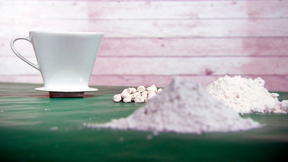 Drei Zutaten für Porzellan: Kaolin, Feldspat und Quarzsand. © NDR/AZ MEDIA TV GmbH/John-Philip Kuhn 