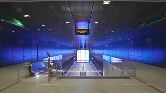 Leerer U-Bahnhof in Hamburg mit blauer Beleuchtung. © NDR/Timo Großpietsch 