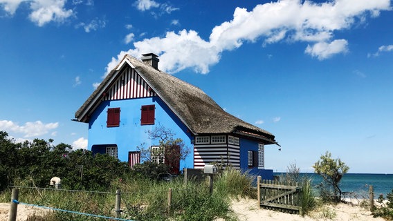 Ein Reetdachhaus an der Ostsee auf der Halbinsel Graswarder. © NDR/Maik Vukan 