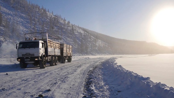 Der LKW von Alban Modun auf dem zugefrorenen Fluss Tompo. 25 Tonnen Mehl hat Modun geladen - fünf mehr als offiziell erlaubt. © NDR/WDR 
