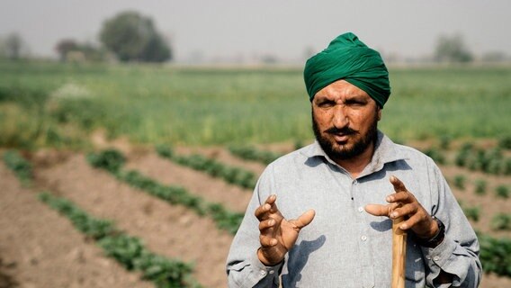 Kleinbauer Gora Singh auf dem Feld. © NDR/HR 