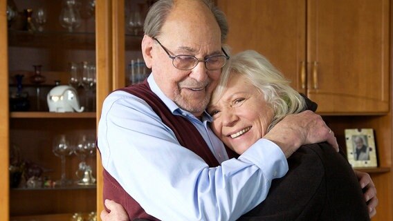 Gerhard Böhnisch (Herbert Köfer, li.) und seine geliebte Frau Luisa Böhnisch (Angelika Bender, re.) haben soeben erfahren, dass für Luisa eine Spenderniere eingetroffen ist. Seit vielen Jahren ist Luisa niereninsuffizient und dialysepflichtig, was ihr Körper kaum noch aushält. © NDR/MDR/Saxonia/Wernicke 