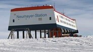 Die Neumayer-Station in der Antarktis ist die größte und komfortabelste deutsche Station am Südpol aller Zeiten. Gut 13.000 Kilometer südlich soll sie vor allem Klimaforschung vorantreiben.  © NDR/SWR/Matthias Ebert 