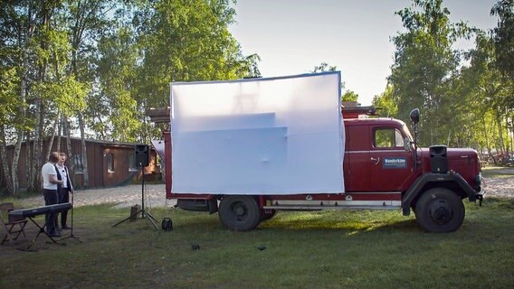 Ein Kino auf Rädern. Am Bergwitzsee sorgt Tobias mit seinem alten Feuerwehrauto für Aufsehen. Der Hobby-Filmvorführer schläft nicht nur darin, sondern präsentiert damit auch alte Stummfilme. Dazu macht er die passende Musik. © NDR/MDR/timeline 