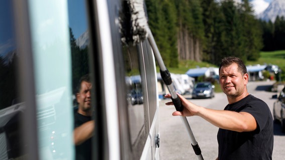 Am Tennsee kann man den Fahrzeugpfleger Heiko engagieren, um die Ferienzeit ohne Putzen zu genießen. © NDR/MDR/timeline/Alex Kraus 