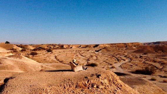 "Heiß wie die Hölle, aber der schönste Ort der Welt“, sagt Udi Segev, ehemaliger Bürgermeister von Tsukim, in der malerischen Arava-Wüste im Grenzgebiet zu Jordanien. © NDR/BR/Mike Lingenfelser 