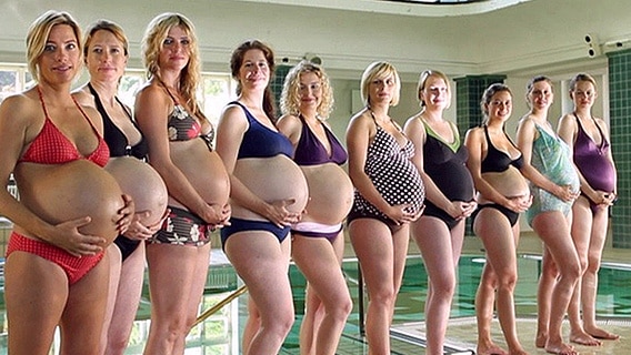 Schwangere Frauen in einem Schwimmbad  