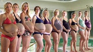 Schwangere Frauen in einem Schwimmbad  