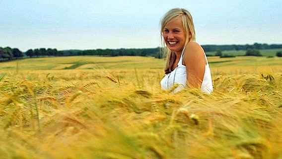 Eine junge Frau in einem Kornfeld  