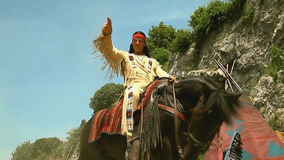 Winnetou reitet auf einem Pferd  