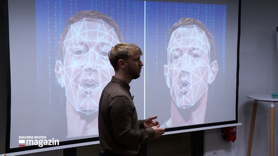 Ein Mann steht bei einem Workshop zum Thema "Deepfake" vor einer Leinwand © Screenshot 