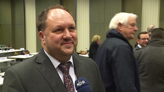 Timo Gaarz (CDU) steht für ein Interview vor der Kamera © NDR 