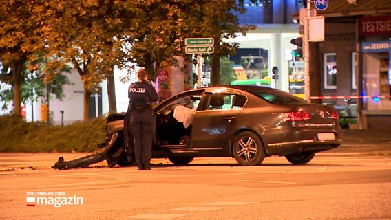 Eine Polizistin steht vor einem Unfallfahrzeug in der Kieler Innenstadt © NDR Foto: NDR Screenshot