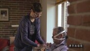 Pflegerin Julia kümmert sich um den ALS-Patienten Michael  