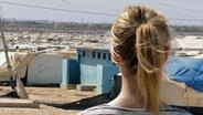 Friederike Kempter schaut auf das Flüchtlingslager Zaatari in Jordanien. © NDR 