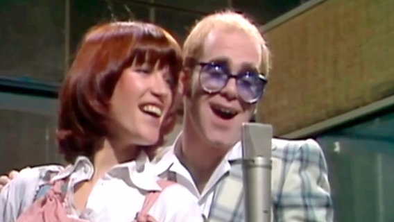 Wer ist die Nummer 1? Das große Finale beim großen Hit-Countdown der 70er-Jahre mit Stars wie Kiki Dee und Elton John (Foto) und vielen anderen. © rbb 