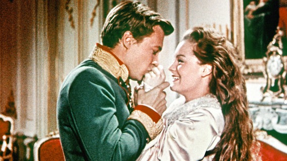 Franz Josef (Karlheinz Böhm) und Sissi (Romy Schneider) sind ein glückliches Paar. © ARD Degeto 