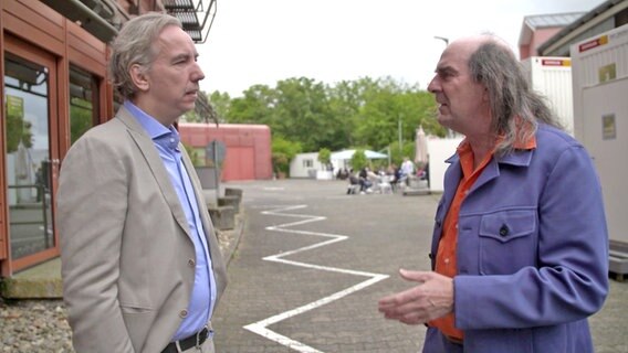 Olli Schulz trifft Guildo Horn bei den Dreharbeiten zum ZDF Fernsegarten. Hier unterhalten sich auf dem Produktionsgelände. © NDR 
