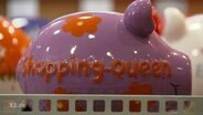 Ein Sparschwein mit der Aufschrift: "Shopping-Queen".  