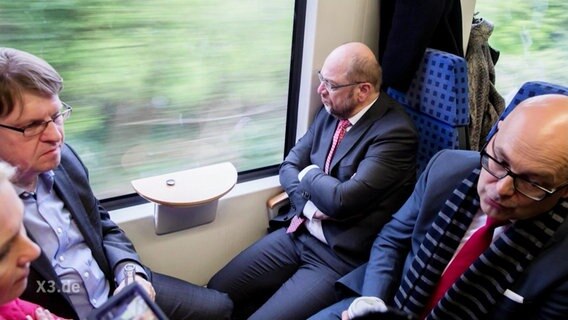 Manuela Schwesig, Ralf Stegner, Martin Schulz und Torsten Albig sitzen mit mürrischen Gesichtern im Zug.  
