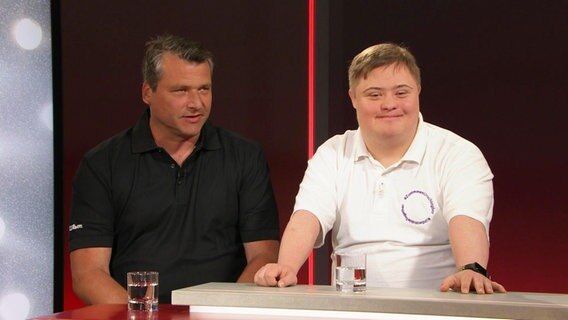 Timo Hampel (r.) und sein Trainer René Nicklisch im Sportclub © Screenshot 