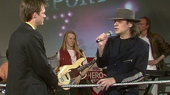 Sport 3 Moderator Gerhard Delling (l.) und Udo Lindenberg  