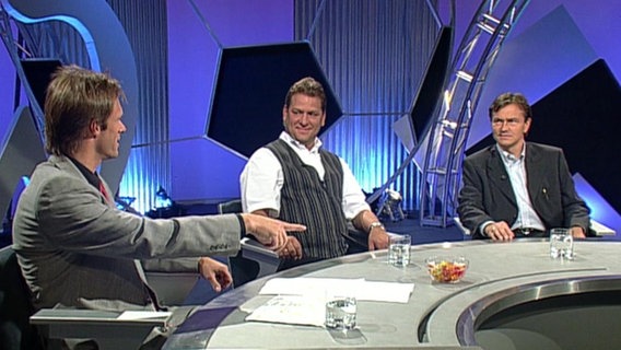 Moderator Gerhard Delling (l.) mit den Trainern Frank Pagelsdorf (Mitte) und Ewald Lienen  
