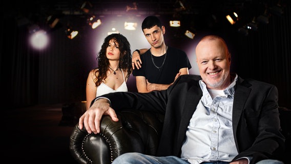 Stefan Raab sowie Abor und Tynna, die im Jahr 2025 für Deutschland beim Eurovision Song Contest antreten. © NDR/Raab Entertainment/Willi Weber 