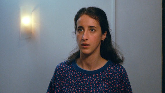 Szenenbild aus der französischen Serie "Ziemlich beste Stiefmutter": Eine Frau guckt überrascht. © The Film TV 