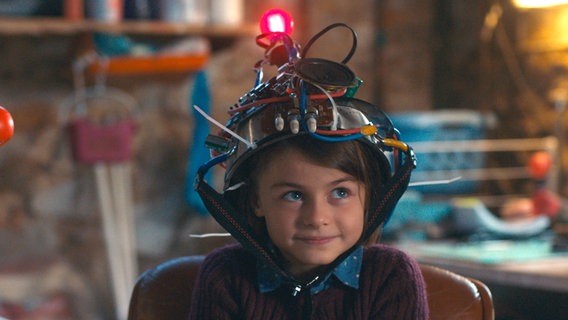 Szenenbild aus der französischen Serie "Ziemlich beste Stiefmutter": Ein Mädchen hat einen blinkenden Helm auf. © The Film TV 