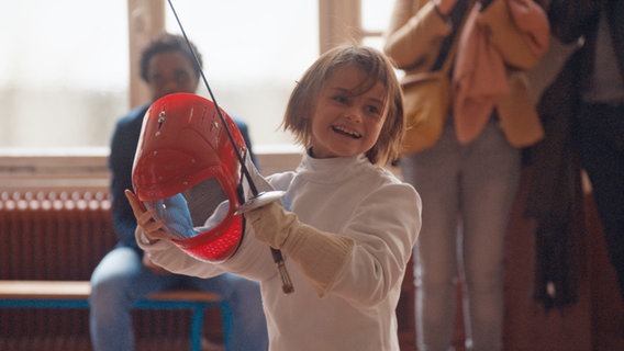 Szenenbild aus der französischen Serie "Ziemlich beste Stiefmutter": Ein Kind im Fechtoutfit. © The Film TV 