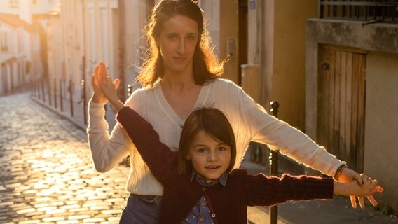 Szenenbild aus der französischen Serie "Ziemlich beste Stiefmutter": Eine Frau und ein Kind lachen gemeinsam (Jehanne Pasquet und Agnès Hurstel) © The Film TV 