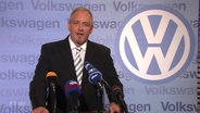 Torsten Sträter als Pressesprecher.  